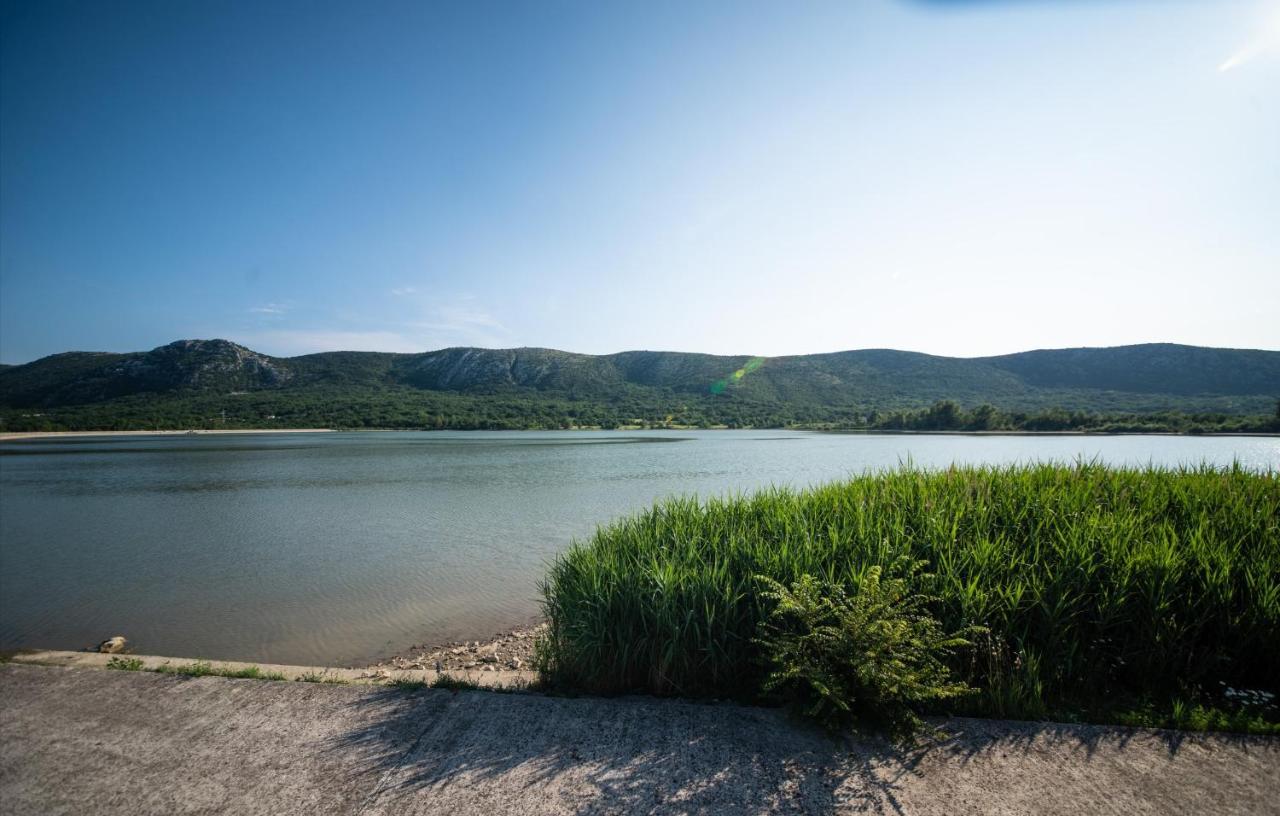 Apartman Sous Les Rochers Grizane-Belgrad Bagian luar foto
