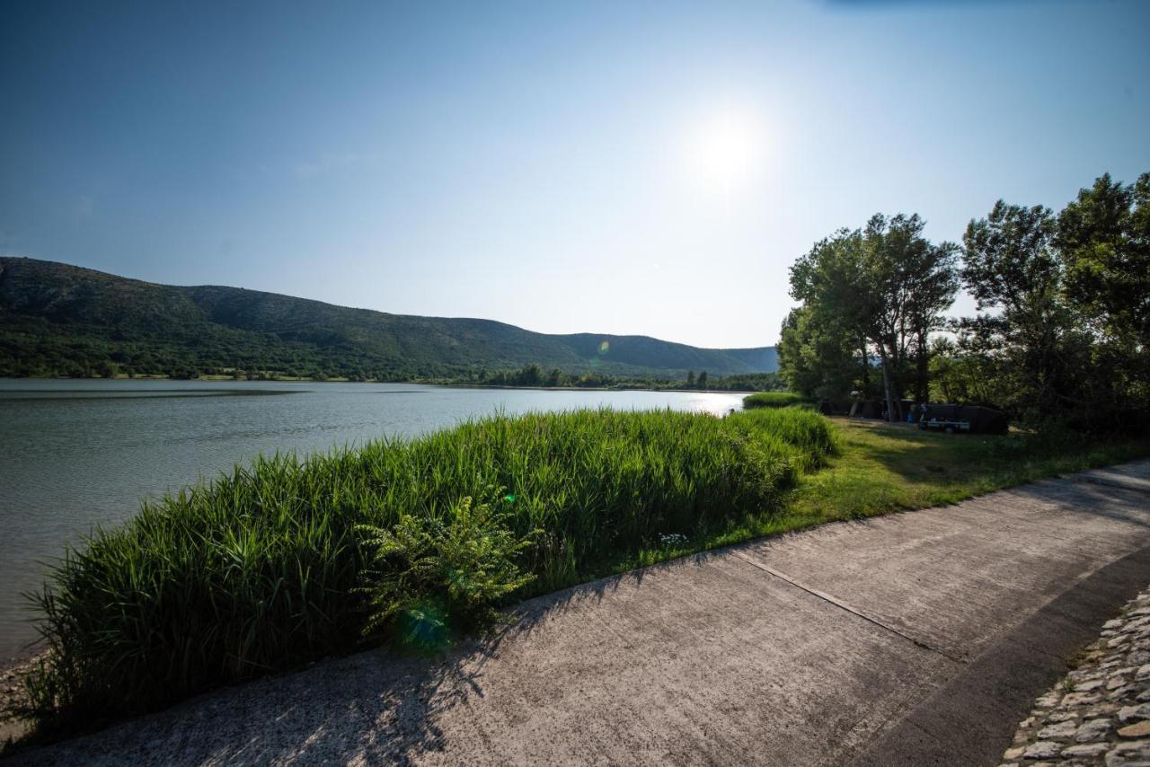 Apartman Sous Les Rochers Grizane-Belgrad Bagian luar foto